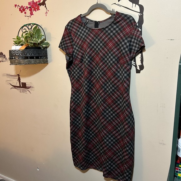 Black and Red Checkered Pattern Dress - Picture 6 of 6